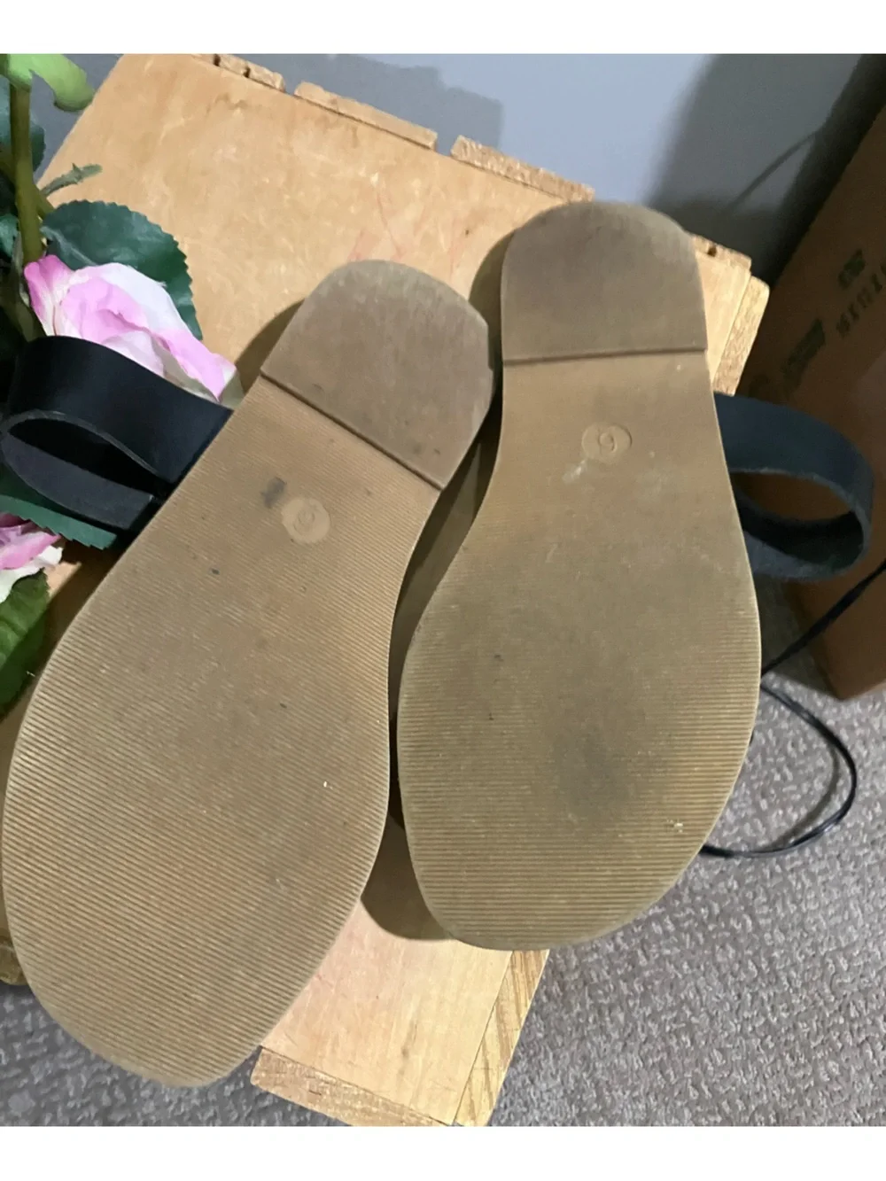 Universal Thread Goods Co woman size 6 Sandals